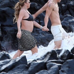 Exclusif - Mariah Carey et son compagnon le chorégraphe Bryan Tanaka s'embrassent et s'amusent sur la plage à Hawaii, le 28 novembre 2016.