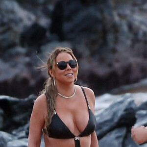 Exclusif - Mariah Carey et son compagnon le chorégraphe Bryan Tanaka s'embrassent et s'amusent sur la plage à Hawaii, le 28 novembre 2016.