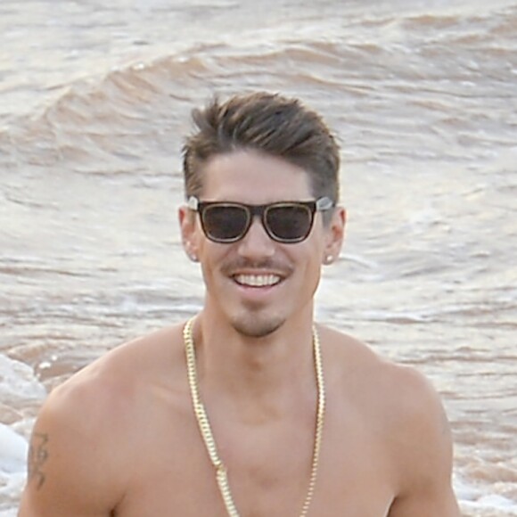 Exclusif - Mariah Carey et son compagnon le chorégraphe Bryan Tanaka s'embrassent et s'amusent sur la plage à Hawaii, le 28 novembre 2016.