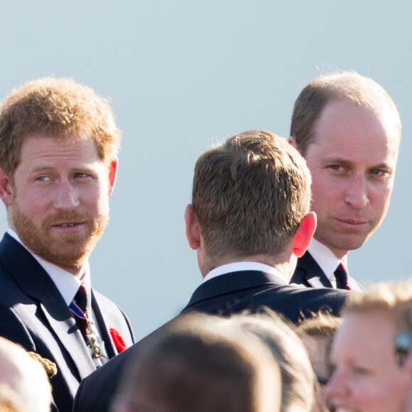 Le prince Harry et le duc de Cambridge, prince William lors des commémorations des 100 ans de la bataille de Vimy, (100 ans jour pour jour, le 9 avril 1917) dans laquelle de nombreux Canadiens ont trouvé la mort lors de la Première Guerre mondiale, au Mémorial national du Canada, à Vimy, France, le 9 avril 2017.