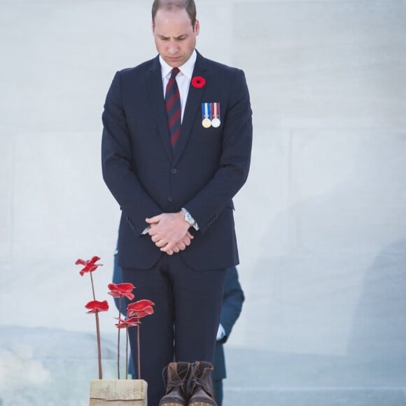 Le duc de Cambridge, prince William devant des coquelicots et des bottes de soldat en mémoire des nombreux jeunes hommes tués dans la bataille de Vimy lors des commémorations des 100 anse la bataille de Vimy, (100 ans jour pour jour, le 9 avril 1917) dans laquelle de nombreux Canadiens ont trouvé la mort lors de la Première Guerre mondiale, au Mémorial national du Canada, à Vimy, France, le 9 avril 2017.