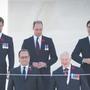 Le prince Harry, le duc de Cambridge, prince William, le premier ministre canadien Justin Trudeau, le président François Hollande et le prince de Galles, prince Charles lors des commémorations des 100 ans de la bataille de Vimy, (100 ans jour pour jour, le 9 avril 1917) dans laquelle de nombreux Canadiens ont trouvé la mort lors de la Première Guerre mondiale, au Mémorial national du Canada, à Vimy, France, le 9 avril 2017.