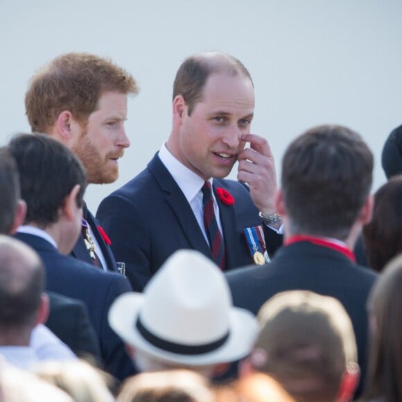 Le prince Harry et le duc de Cambridge, prince William lors des commémorations des 100 ans de la bataille de Vimy, (100 ans jour pour jour, le 9 avril 1917) dans laquelle de nombreux Canadiens ont trouvé la mort lors de la Première Guerre mondiale, au Mémorial national du Canada, à Vimy, France, le 9 avril 2017.