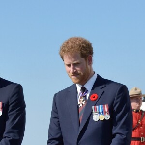 Le Premier ministre canadien Justin Trudeau, le prince William, duc de Cambridge, et le Prince Harry lors des commémorations des 100 ans de la bataille de Vimy, (100 ans jour pour jour, le 9 avril 1917) dans laquelle de nombreux Canadiens ont trouvé la mort lors de la Première Guerre mondiale, au Mémorial national du Canada, à Vimy, France, le 9 avril 2017.