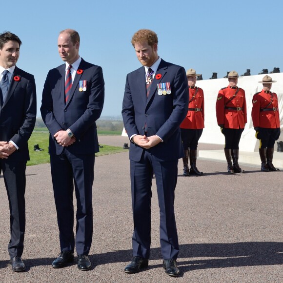 Le Premier ministre canadien Justin Trudeau, le prince William, duc de Cambridge, et le Prince Harry lors des commémorations des 100 ans de la bataille de Vimy, (100 ans jour pour jour, le 9 avril 1917) dans laquelle de nombreux Canadiens ont trouvé la mort lors de la Première Guerre mondiale, au Mémorial national du Canada, à Vimy, France, le 9 avril 2017.