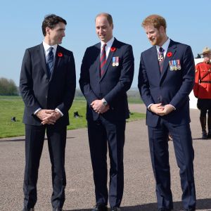 Le Premier ministre canadien Justin Trudeau, le prince William, duc de Cambridge, et le Prince Harry lors des commémorations des 100 ans de la bataille de Vimy, (100 ans jour pour jour, le 9 avril 1917) dans laquelle de nombreux Canadiens ont trouvé la mort lors de la Première Guerre mondiale, au Mémorial national du Canada, à Vimy, France, le 9 avril 2017.