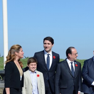 Le premier ministre canadien Justin Trudeau, sa femme Sophie Grégoire, leur fils Xavier James Trudeau, François Hollande, David Johnston, Le prince Charles, prince de Galles, Sharon Johnston, le prince William, duc de Cambridge et le prince Harry lors des commémorations des 100 ans de la bataille de Vimy, (100 ans jour pour jour, le 9 avril 1917) dans laquelle de nombreux Canadiens ont trouvé la mort lors de la Première Guerre mondiale, au Mémorial national du Canada, à Vimy, France, le 9 avril 2017.