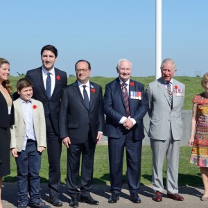 Le premier ministre canadien Justin Trudeau, sa femme Sophie Grégoire, leur fils Xavier James Trudeau, François Hollande, David Johnston, Le prince Charles, prince de Galles, Sharon Johnston, le prince William, duc de Cambridge et le prince Harry lors des commémorations des 100 ans de la bataille de Vimy, (100 ans jour pour jour, le 9 avril 1917) dans laquelle de nombreux Canadiens ont trouvé la mort lors de la Première Guerre mondiale, au Mémorial national du Canada, à Vimy, France, le 9 avril 2017.