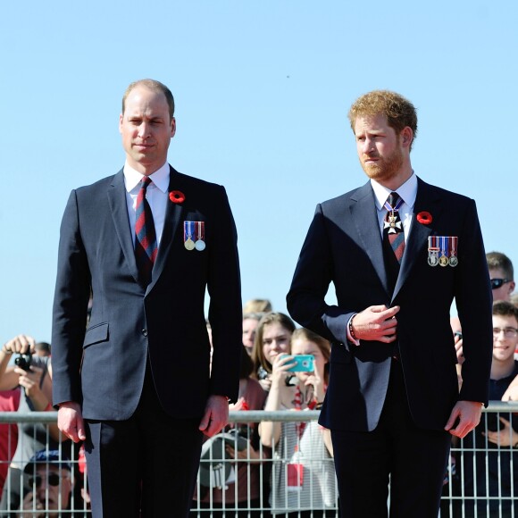 Le prince William, duc de Cambridge, et le Prince Harry lors des commémorations des 100 ans de la bataille de Vimy, (100 ans jour pour jour, le 9 avril 1917) dans laquelle de nombreux Canadiens ont trouvé la mort lors de la Première Guerre mondiale, au Mémorial national du Canada, à Vimy, France, le 9 avril 2017.