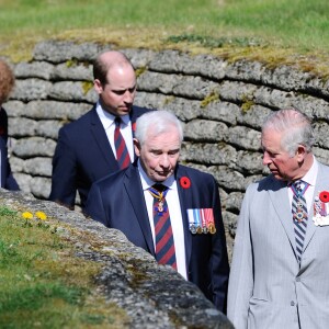 Le prince Charles, prince de Galles, David Johnston, le prince William, duc de Cambridge et le prince Harry visitent les tranchées de Vimy lors des commémorations des 100 ans de la bataille de Vimy, (100 ans jour pour jour, le 9 avril 1917) dans laquelle de nombreux Canadiens ont trouvé la mort lors de la Première Guerre mondiale, au Mémorial national du Canada, à Vimy, France, le 9 avril 2017.