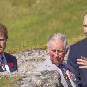 Le prince Charles, prince de Galles, le prince William, duc de Cambridge et le prince Harry visitent les tranchées de Vimy lors des commémorations des 100 ans de la bataille de Vimy, (100 ans jour pour jour, le 9 avril 1917) dans laquelle de nombreux Canadiens ont trouvé la mort lors de la Première Guerre mondiale, au Mémorial national du Canada, à Vimy, France, le 9 avril 2017.