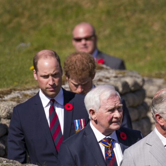 Le prince Charles, prince de Galles, David Johnston, le prince William, duc de Cambridge et le prince Harry visitent les tranchées de Vimy lors des commémorations des 100 ans de la bataille de Vimy, (100 ans jour pour jour, le 9 avril 1917) dans laquelle de nombreux Canadiens ont trouvé la mort lors de la Première Guerre mondiale, au Mémorial national du Canada, à Vimy, France, le 9 avril 2017.