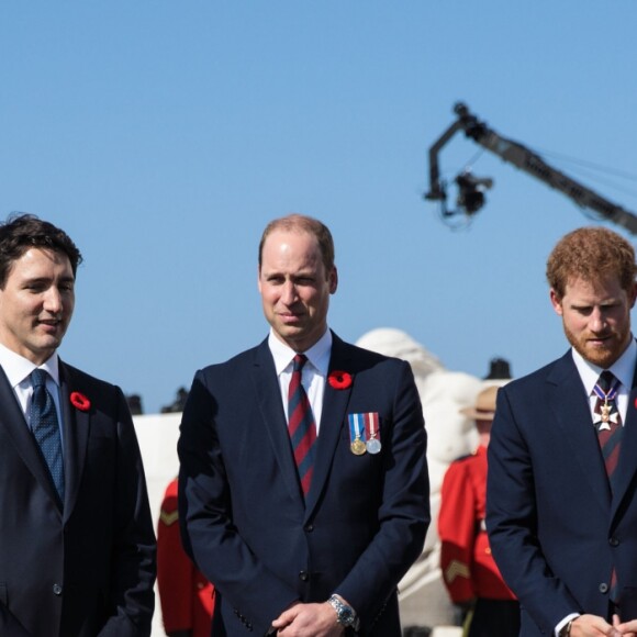 Le premier ministre canadien Justin Trudea, le prince William, duc de Cambridge et le prince Harry lors des commémorations des 100 ans de la bataille de Vimy, (100 ans jour pour jour, le 9 avril 1917) dans laquelle de nombreux Canadiens ont trouvé la mort lors de la Première Guerre mondiale, au Mémorial national du Canada, à Vimy, France, le 9 avril 2017.