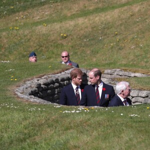 Le prince Charles, prince de Galles, David Johnston, le prince William, duc de Cambridge et le prince Harry visitent les tranchées de Vimy lors des commémorations des 100 ans de la bataille de Vimy, (100 ans jour pour jour, le 9 avril 1917) dans laquelle de nombreux Canadiens ont trouvé la mort lors de la Première Guerre mondiale, au Mémorial national du Canada, à Vimy, France, le 9 avril 2017