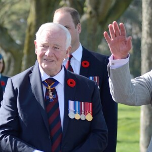 Le président François Hollande, David Johnston et le prince Charles, prince de Galles, lors des commémorations des 100 ans de la bataille de Vimy, (100 ans jour pour jour, le 9 avril 1917) dans laquelle de nombreux Canadiens ont trouvé la mort lors de la Première Guerre mondiale, au Mémorial national du Canada, à Vimy, France, le 9 avril 2017. © Aurore Marechal/Pool/Bestimage  Britain's Charles, Prince of Wales, Governor General of Canada David Johnston and French President Francois Hollande attending the Canadian National Vimy Memorial Ceremony in Vimy, near Arras, France, on April 9, 2017, to commemorate the 100th anniversary of the Battle of Vimy Ridge, a World War I battle which helped shape the former British colony's national identity as Canada.09/04/2017 - Vimy