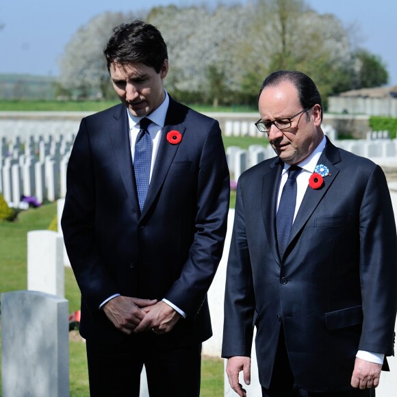 Le président français François Hollande et le premier ministre canadien Justin Trudeau au cimetière de Vimy lors des commémorations des 100 ans de la bataille de Vimy, (100 ans jour pour jour, le 9 avril 1917) dans laquelle de nombreux Canadiens ont trouvé la mort lors de la Première Guerre mondiale, au Mémorial national du Canada, à Vimy, France, le 9 avril 2017. © Aurore Marechal/Pool/Bestimage  French President Francois Hollande and Canadian Prime Minister Justin Trudeau appear walking in the Canadian WWI military cemetery in Vimy, near Arras, France, on April 9, 2017, as part of a ceremony to commemorate the 100th anniversary of the Battle of Vimy Ridge, a World War I battle which helped shape the former British colony's national identity as Canada.09/04/2017 - Vimy