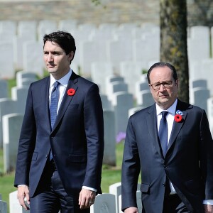 Le président français François Hollande et le premier ministre canadien Justin Trudeau au cimetière de Vimy lors des commémorations des 100 ans de la bataille de Vimy, (100 ans jour pour jour, le 9 avril 1917) dans laquelle de nombreux Canadiens ont trouvé la mort lors de la Première Guerre mondiale, au Mémorial national du Canada, à Vimy, France, le 9 avril 2017. © Aurore Marechal/Pool/Bestimage  French President Francois Hollande and Canadian Prime Minister Justin Trudeau appear walking in the Canadian WWI military cemetery in Vimy, near Arras, France, on April 9, 2017, as part of a ceremony to commemorate the 100th anniversary of the Battle of Vimy Ridge, a World War I battle which helped shape the former British colony's national identity as Canada.09/04/2017 - Vimy