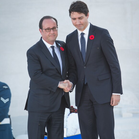 Le président François Hollande et le premier ministre canadien Justin Trudeau lors des commémorations des 100 ans de la bataille de Vimy, (100 ans jour pour jour, le 9 avril 1917) dans laquelle de nombreux Canadiens ont trouvé la mort lors de la Première Guerre mondiale, au Mémorial national du Canada, à Vimy, France, le 9 avril 2017. © Cyril Moreau/Bestimage  Ceremony to mark the centenary of the Battle of Vimy Ridge The ceremony opened with a flyover of replica biplanes, then the The Duke of Cambridge and Prince Harry laid a pair of boots to complete the Boots of the Fallen project and they both laid a handcrafted poppy made by a French artist.09/04/2017 - Vimy