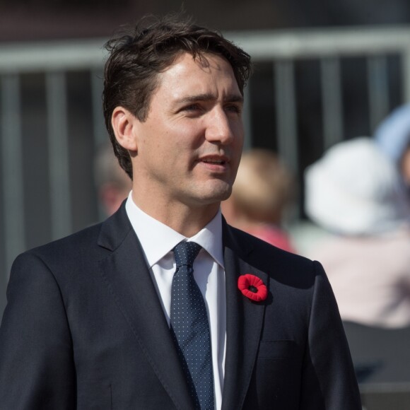 Le premier ministre canadien Justin Trudeau, le président François Hollande - Cérémonie d'inauguration du Coquelicot de la Paix à Arras, à l'occasion du centenaire de la Bataille d'Arras et de Vimy pendant la Première Guerre Mondiale. Le 9 avril 2017 © Cyril Moreau / Bestimage  Canadian Prime Minister, French President President and Mayor of Arras, in Arras, France, 09 April 2017. Canadian Prime Minister and French President to mark the centenary World War One battle of Vimy Ridge. The four day battle saw the deaths of 3,598 Canadian forces. Vimy Ridge part of the Battle Of Arras, which took place from 09 April to 16 May 1917 and involved British, Canadian and Australian troops09/04/2017 - Arras