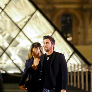 Jennifer Aniston et son mari Justin Theroux à la sortie du cocktail du dîner de présentation de la nouvelle collection Vuitton "Masters, Les Grands Maîtres" en collaboration avec Jeff Koons au Louvre à Paris, France, le 11 avril 2017.