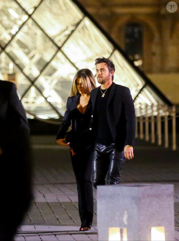 Jennifer Aniston et son mari Justin Theroux à la sortie du cocktail du dîner de présentation de la nouvelle collection Vuitton "Masters, Les Grands Maîtres" en collaboration avec Jeff Koons au Louvre à Paris, France, le 11 avril 2017.