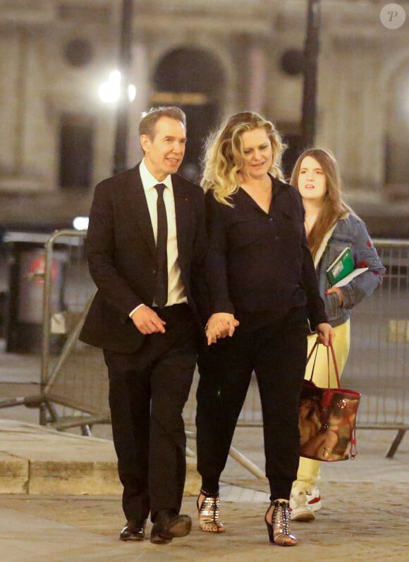 Jeff Koons et sa femme Justine Wheeler à la sortie du cocktail du dîner de présentation de la nouvelle collection Vuitton "Masters, Les Grands Maîtres" en collaboration avec Jeff Koons au Louvre à Paris, France, le 11 avril 2017.