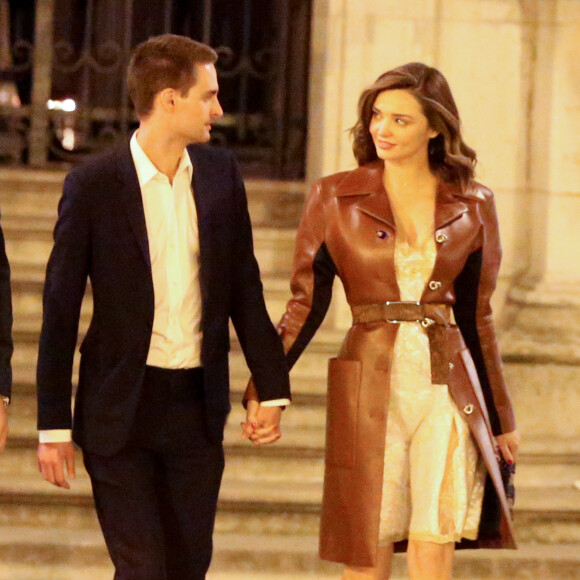 Miranda Kerr et son compagnon Evan Spiegel à la sortie du cocktail du dîner de présentation de la nouvelle collection Vuitton "Masters, Les Grands Maîtres" en collaboration avec Jeff Koons au Louvre à Paris, France, le 11 avril 2017.