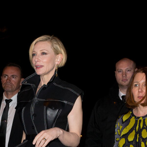 Cate Blanchett à la sortie du cocktail du dîner de présentation de la nouvelle collection Vuitton "Masters, Les Grands Maîtres" en collaboration avec Jeff Koons au Louvre à Paris, France, le 11 avril 2017.