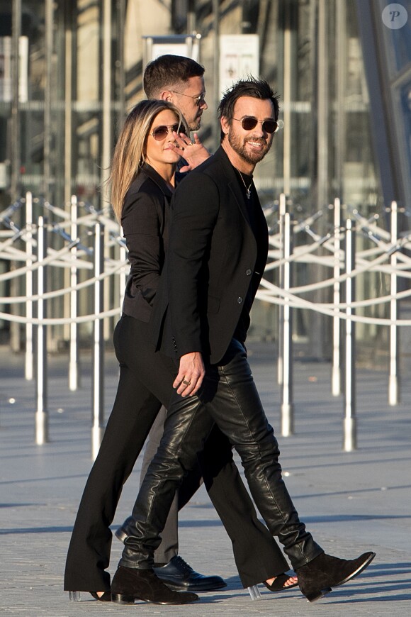 Jennifer Aniston et son mari Justin Theroux arrivant au Grand Dîner Privé Louis Vuitton à la Pyramide du Louvre à Paris, le 11 avril 2017.