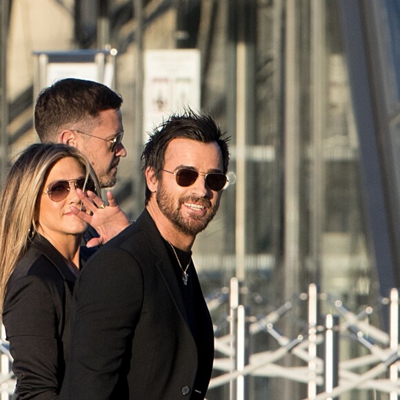 Jennifer Aniston et son mari Justin Theroux arrivant au Grand Dîner Privé Louis Vuitton à la Pyramide du Louvre à Paris, le 11 avril 2017.