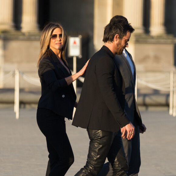 Jennifer Aniston et son mari Justin Theroux arrivant au Grand Dîner Privé Louis Vuitton à la Pyramide du Louvre à Paris, le 11 avril 2017.