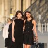 Taylor Hill et sa soeur Mackinley Hill arrivent au cocktail du dîner de présentation de la nouvelle collection Vuitton "Masters, Les Grands Maîtres" en collaboration avec Jeff Koons au Louvre à Paris, France, le 11 avril 2017.