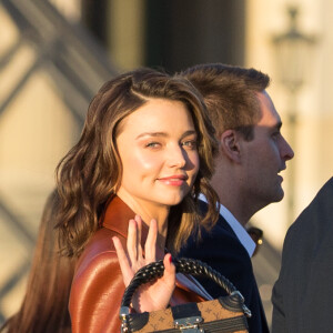 Miranda Kerr et son compagnon Evan Spiegel arrivant au Grand Dîner Privé Louis Vuitton à la Pyramide du Louvre à Paris, le 11 avril 2017.