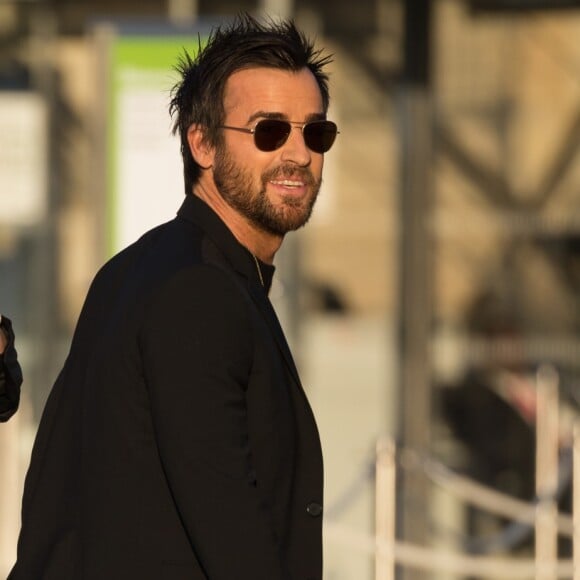 Jennifer Aniston et son mari Justin Theroux arrivant au Grand Dîner Privé Louis Vuitton à la Pyramide du Louvre à Paris, le 11 avril 2017.