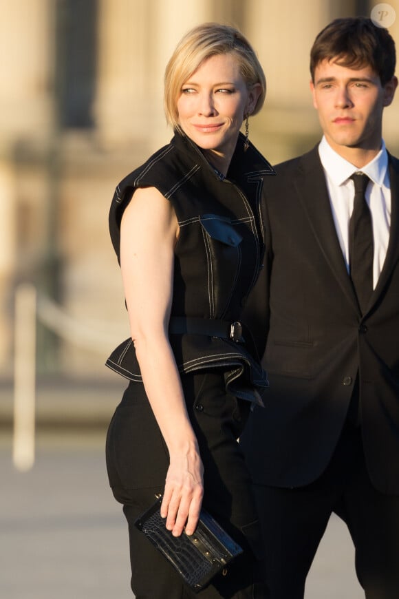 Cate Blanchett arrivant au Grand Dîner Privé Louis Vuitton à la Pyramide du Louvre à Paris, le 11 avril 2017.