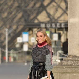 Chloë Sevigny arrivant au Grand Dîner Privé Louis Vuitton à la Pyramide du Louvre à Paris, le 11 avril 2017.
