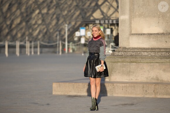 Chloë Sevigny arrivant au Grand Dîner Privé Louis Vuitton à la Pyramide du Louvre à Paris, le 11 avril 2017.