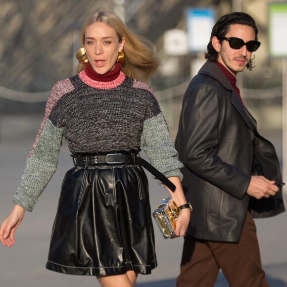 Chloë Sevigny et son chéri arrivant au Grand Dîner Privé Louis Vuitton à la Pyramide du Louvre à Paris, le 11 avril 2017.