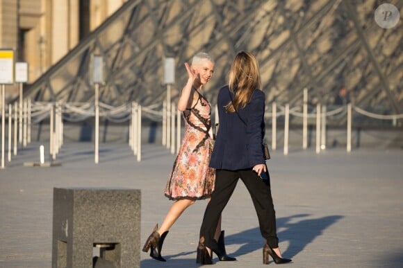 Michelle Williams arrivant au Grand Dîner Privé Louis Vuitton à la Pyramide du Louvre à Paris, le 11 avril 2017.