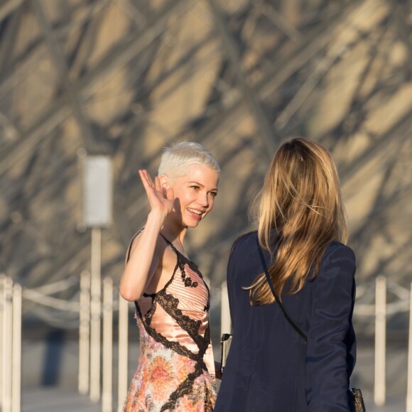 Michelle Williams arrivant au Grand Dîner Privé Louis Vuitton à la Pyramide du Louvre à Paris, le 11 avril 2017.