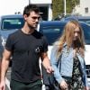 Taylor Lautner est allé déjeuner chez Fred Segal avec sa compagne Billie Lourd à West Hollywood, le 23 mars 2017