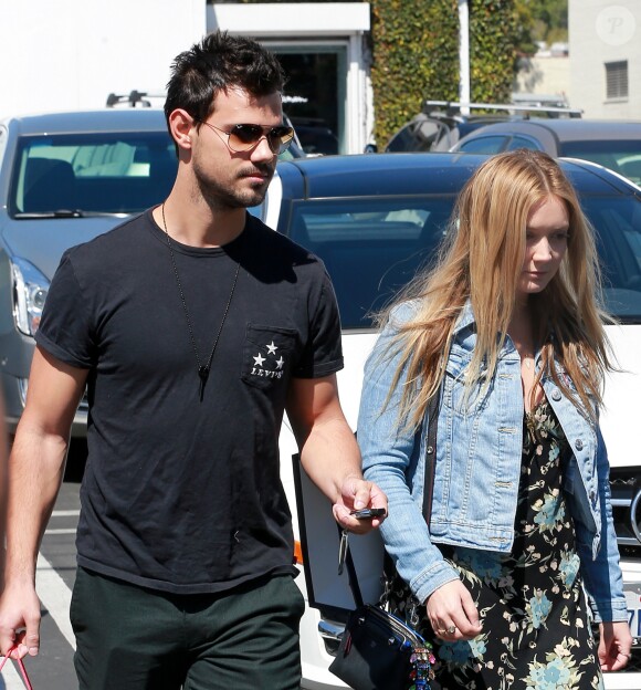 Taylor Lautner est allé déjeuner chez Fred Segal avec sa compagne Billie Lourd à West Hollywood, le 23 mars 2017