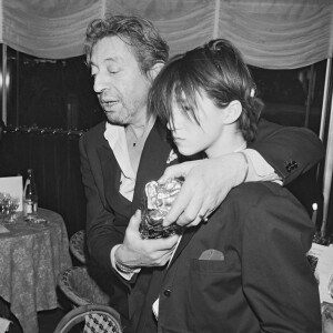 Serge Gainsbourg et sa fille Charlotte Gainsbourg après que celle-ci eut reçu le César du meilleur espoir féminin pour le film "L'Effrontée" en 1986