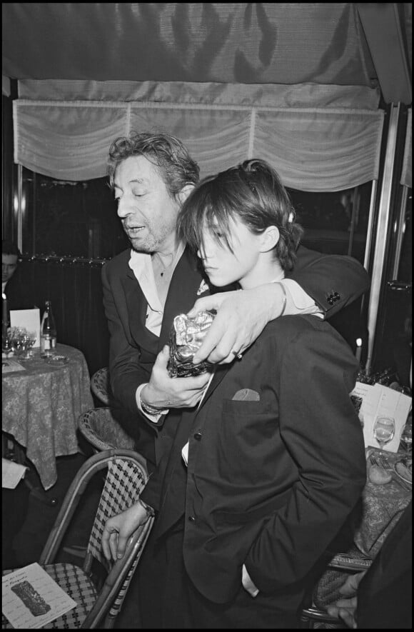 Serge Gainsbourg et sa fille Charlotte Gainsbourg après que celle-ci eut reçu le César du meilleur espoir féminin pour le film "L'Effrontée" en 1986