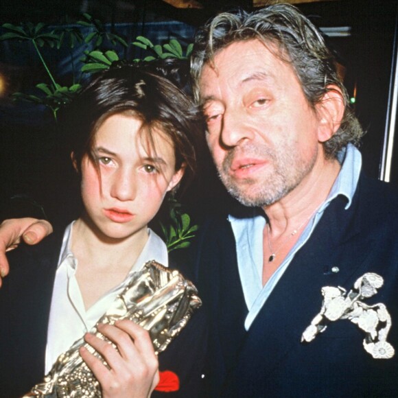 Charlotte Gainsbourg après avoir reçu le César du meilleur espoir féminin pour le film "L'Effrontée" en 1986. A ses côtés, Serge Gainsbourg prend fièrement la pose. 