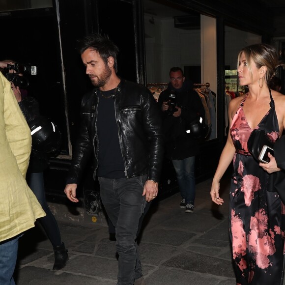 Jennifer Aniston et son mari Justin Theroux ont dîné au restaurant "Verjus" à Paris, le 12 avril 2017.