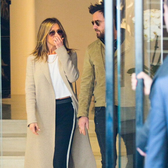 Jennifer Aniston et Justin Theroux se sont rendus au magasin Chanel avant de déjeuner au Ritz à Paris, le 12 avril 2017.