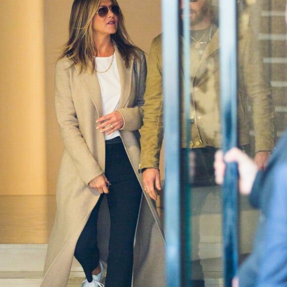 Jennifer Aniston et Justin Theroux se sont rendus au magasin Chanel avant de déjeuner au Ritz à Paris, le 12 avril 2017.