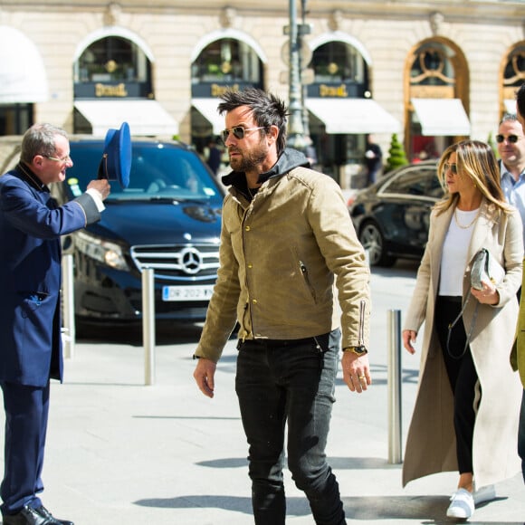 Jennifer Aniston et Justin Theroux se sont rendus au magasin Chanel avant de déjeuner au Ritz à Paris, le 12 avril 2017.