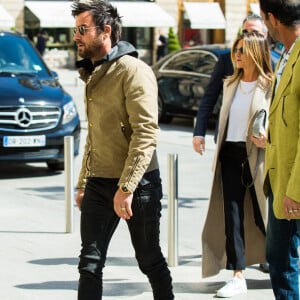 Jennifer Aniston et Justin Theroux se sont rendus au magasin Chanel avant de déjeuner au Ritz à Paris, le 12 avril 2017.